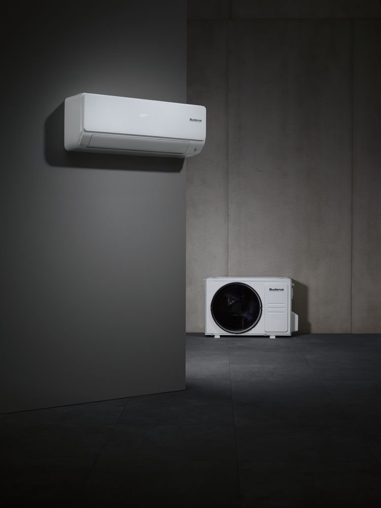 Innengerät einer Split-Klimaanlage an der Wand, Außeneinheit im Hintergrund